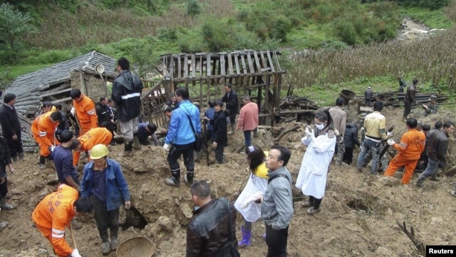 Rescuers search for victims after a landslide engulfed a building of a primary school at Zhenhe village of Yiliang county, Yunnan province, China, October 4, 2012. 