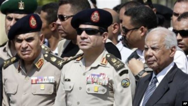 Los militares encabezados por el entonces general al-Sisi (al centro) depusieron en julio último al presidente Mohamed Morsi.