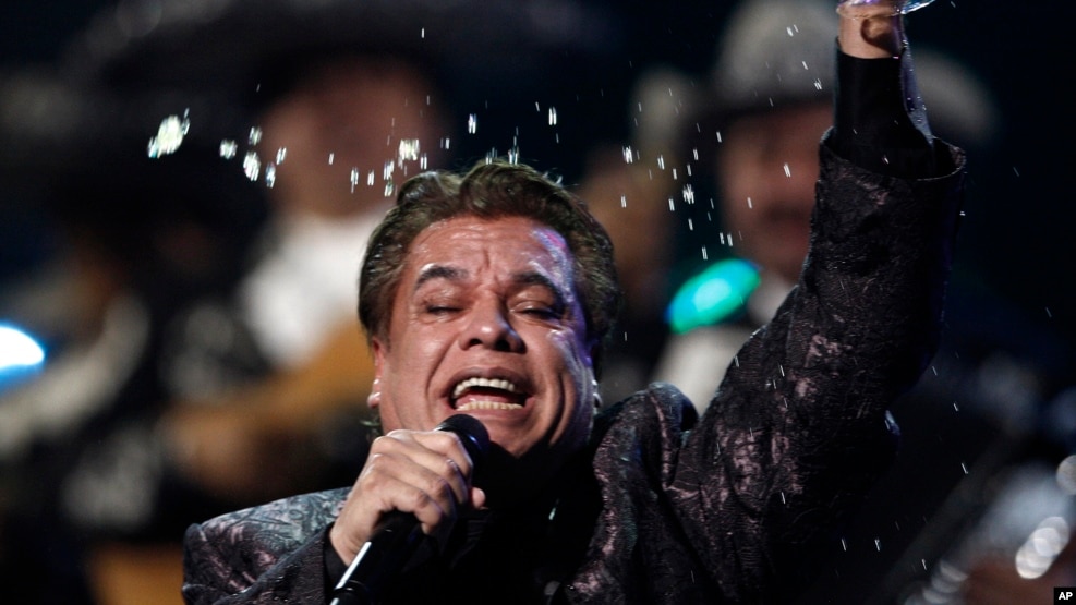 Con la esperanza de un último adiós, decenas de admiradores de Juan Gabriel llegaron cantando hasta las afueras de la funeraria donde yacen sus restos.