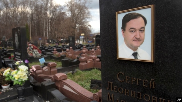 Tấm mộ bia nơi mộ luật sư Sergei Magnitsky tại một nghĩa trang ở Moscow