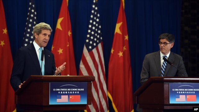 Ngoại trưởng Mỹ John Kerry phát biểu tại một cuộc họp báo bên cạnh Bộ trưởng Tài chính Jacob Lew sau khi kết thúc cuộc Đối thoại Kinh tế và Chiến lược Mỹ-Trung ở Bắc Kinh ngày 10/7/2014.