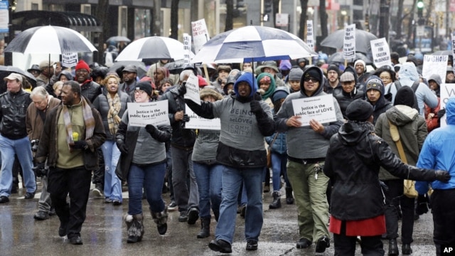 Người biểu tình trên đại lộ North Michigan, Chicago, ngày 27/11/2015.