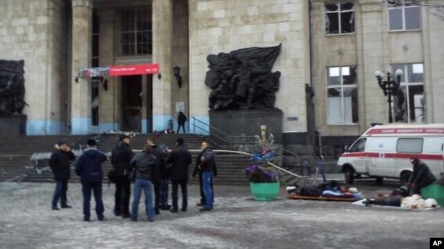 Người bị thương bên ngoài lối vào nhà ga xe lửa Volgograd, Nga, ngày 29/12/2013.