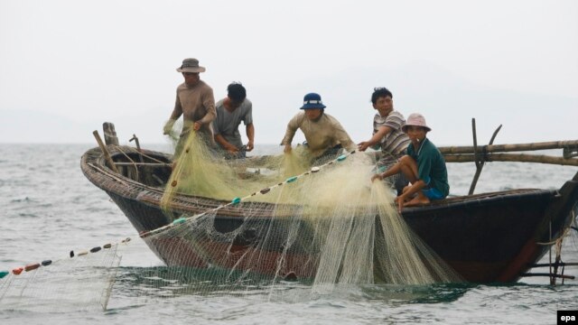 Ngư dân Việt Nam đánh cá ngoài khơi Biển Đông.