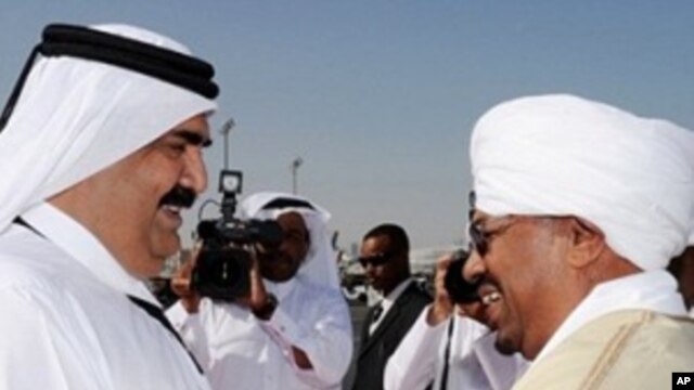 Qatari Emir Hamad bin Khalifa al-Thani (L) welcomes Sudanese President Omar al-Beshir upon his arrival in Doha to sign a peace deal between Khartoum and the Darfur rebel Justice and Equality Movement, 22 Feb 2010