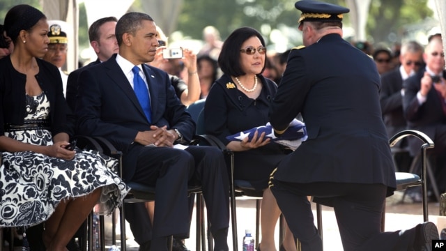 Tổng thống Obama và phu nhân cùng với 20 đại biểu quốc hội đã đến dự lễ tưởng niệm cố thượng nghị sĩ Daniel Inouye - Bà Inoune, phu nhân của cố thượng nghị sĩ, nhận lá quốc kỳ đã được phủ trên quan tài của chồng