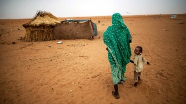 Ảnh tư liệu của UNAMID cho thấy một phụ nữ nắm tay với con gái mình khi họ đi bộ vào trại Zam Zam cho dân tị nạn (IDP) ở Bắc Darfur, Sudan.