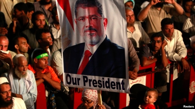 Wafuasi wa Morsi wakiandamana nje ya msikiti wa  Rabaa al-Adawiya Square, Julai 27, 2013.