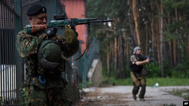 Phiến quân thân Nga bảo vệ vị trí gần Marinka ở ngoại ô Donetsk, miền Đông Ukraine, hôm 4/6.