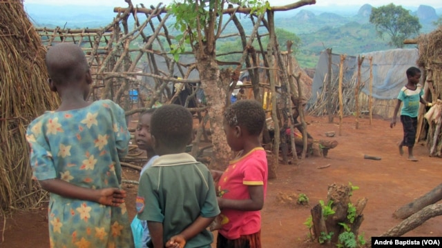 Crianças moçambicanas no campo de refugiados de Kapise, no Malawi.
