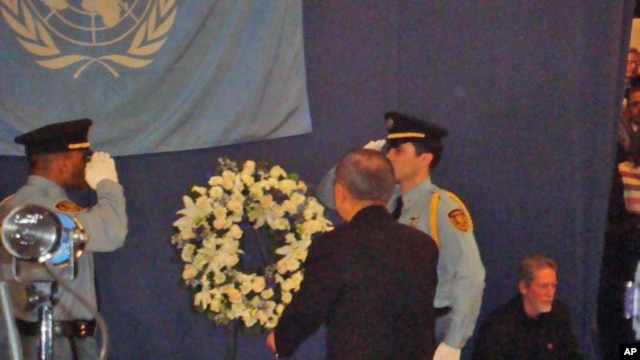 Secretary-General Ban Ki-moon faces flag that flew over UN mission in Haiti at memorial service in New York, 19 Jan 2010