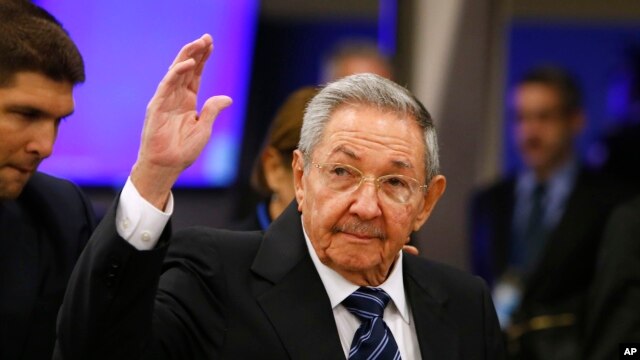 Chủ tịch Cuba Raul Castro đến phiên họp lần thứ 70 của Đại hội đồng Liên Hiệp Quốc tại trụ sở Liên Hiệp Quốc ở New York, ngày 28 tháng 9 năm 2015.