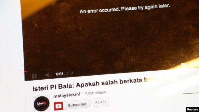 A screen shows an error message on a malaysiakini.com website at its office in Kuala Lumpur, Malaysia, May 3, 2013. 