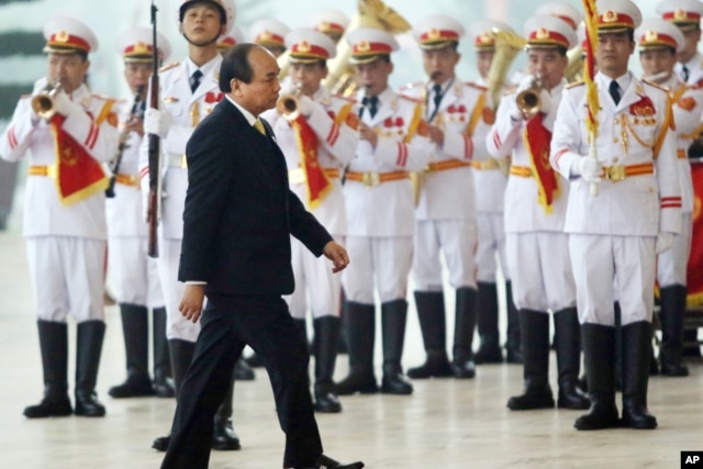 Phó Thủ Tướng Nguyễn Xuân Phúc cũng được bầu vào Bộ Chính Trị và sẽ nắm chức vụ Thủ Tướng, thay thế đương kim Thủ Tướng Nguyễn Tấn Dũng.