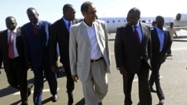 Msuluhishi mkuu wa Sudan  Idris Abdel-Qadir akimkaribisha msuluhishi mkuu wa Sudan Kusini Pagum Amum katika uwanja wa ndege wa Khartoum.