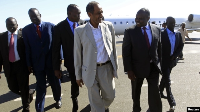 Msuluhishi mkuu wa Sudan  Idris Abdel-Qadir akimkaribisha msuluhishi mkuu wa Sudan Kusini Pagum Amum katika uwanja wa ndege wa Khartoum.