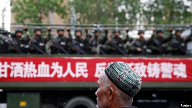 反恐誓师大会期间驶过乌鲁木齐街头的一辆满载武警士兵的卡车。(2014年5月23日)