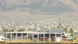 Էրզրումում վայրէջք կատարած «Էյր Արմենիա» ավիաընկերության օդանավը, 15 հոկտեմբերի 2012թ. 