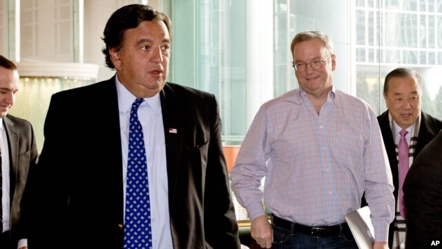 cựu Thống đốc bang New Mexico Bill Richardson và Tổng Giám đốc Google Eric Schmidt tại một khách sạn ở Bắc Kinh, ngày 7/1/2013.