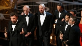 Ben Affleck (G) et les deux autres producteurs d'Argo, Grant Heslov et George Clooney (D) lors des Oscars 2013