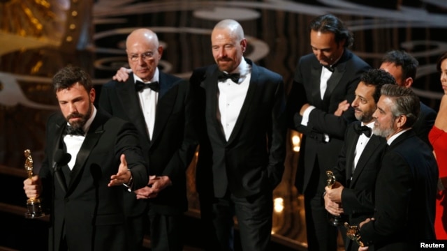 Sutradara dan produser Ben Affleck (kiri) serta tim film "Argo" termasuk aktor/produser George Clooney (kanan), menerima penghargaan film terbaik. (Foto: AP)
