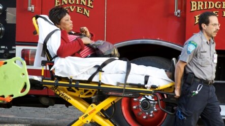 Una pasajera es llevada al hospital tras el choque de los dos trenes en Bridgeport.