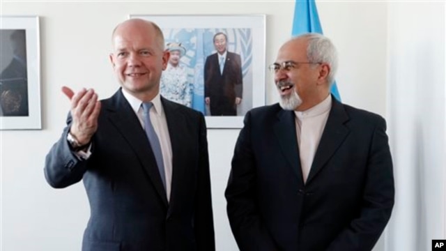 British Foreign Minister William Hague (l) meets with Iran's Foreign Minister Mohammad Javid Zarif at the United Nations, Sept. 23, 2013.