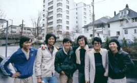 Nhà văn Nguyễn Ngọc Ngạn, Vũ Mạnh Hải, thứ hai và ba từ trái, cùng ba bạn sinh viên Berkeley, bên phải, mùa đông 1980 (ảnh Bùi Văn Phú)