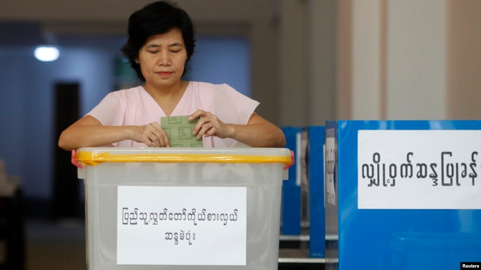 ၂၀၁၂ ၾကားျဖတ္ေရြးေကာက္ပြဲတုန္းက ဆႏၵမဲေပးေနစဥ္
