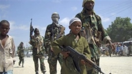 Un garçon dans les rangs d'Al-Shabab