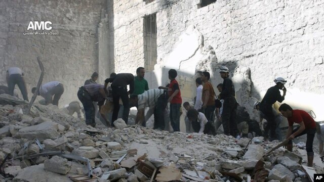 Cảnh đổ nát sau một cuộc không kích của lực lượng chính phủ ở Aleppo, Syria, 27/4/14