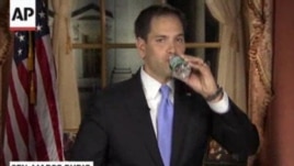 Marco Rubio ya ha alcanzado la botella de agua, interrumpiendo su discurso. (Imagen tomada de la televisión).