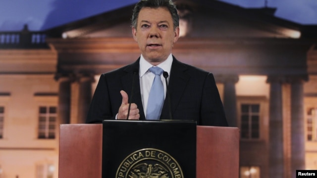 Colombia's President Juan Manuel Santos speaks to the media at the Narino Presidential house in Bogota, August, 27, 2012. 