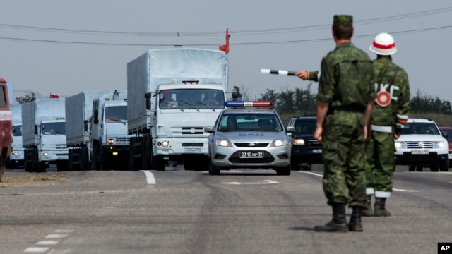 Ðoàn xe tải cứu trợ của Nga tại Rostov-on-Don, khoảng 28km từ biên giới Ukraine, ngày 14/8/2014.