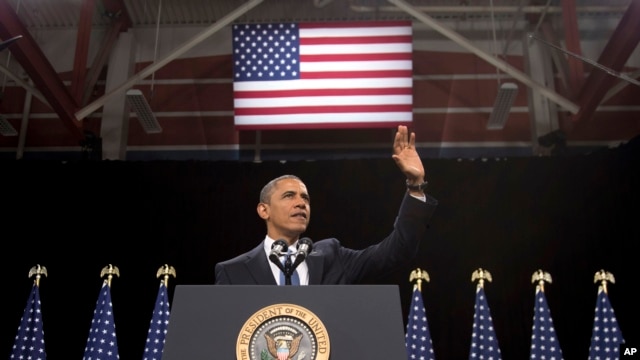 Presiden Barack Obama melambaikan tangannya setibanya di SMA Del Sol di Las Vegas, Nevada untuk menyampaikan pidato terkait reformasi imigrasi (29/1).