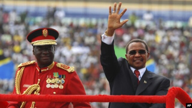Rais wa Tanzania Jakaya Kikwete akiwa na mkuu wa majeshi Jeneral Davis Mwamunyange. REUTERS/E