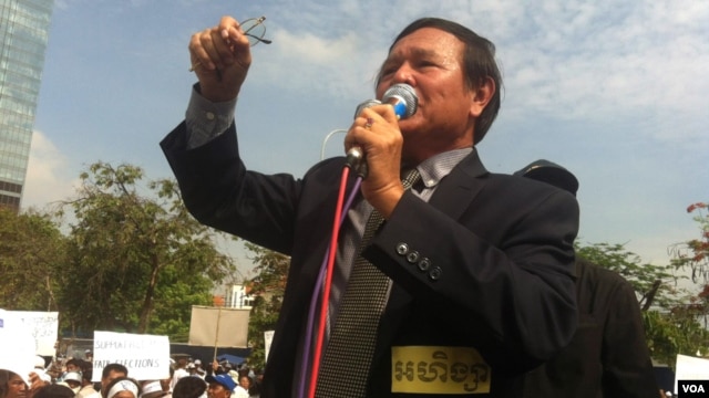 Kem Sokha, vice president of the Cambodia National Rescue Party talks during a demonstration in Phnom Penh, (Heng Reaksmey/VOA Khmer).