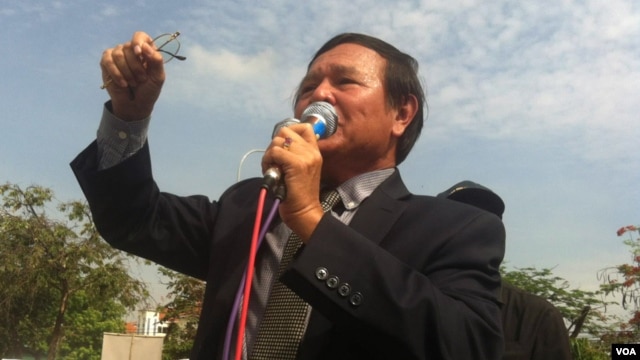 Kem Sokha, vice president of the Cambodia National Rescue Party talks during a demonstration in Phnom Penh, demanding reforms to the National Election Committee ahead of July’s parliamentary polls. (Heng Reaksmey/VOA Khmer)