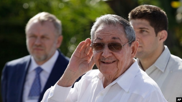 Chủ tịch Cuba Raul Castro (giữa).