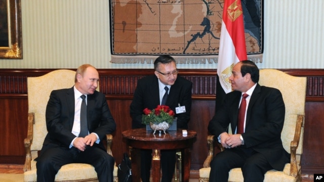 Egyptian President Abdel-Fattah el-Sissi, right, talks to Russian President Vladimir Putin during their meeting in Cairo, Egypt, Feb. 09, 2015. 