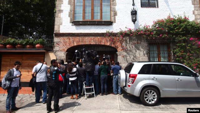 Un enjambre de periodistas se agolpó a la puerta de la casa de Gabiel García Márquez para confirmar la noticia.