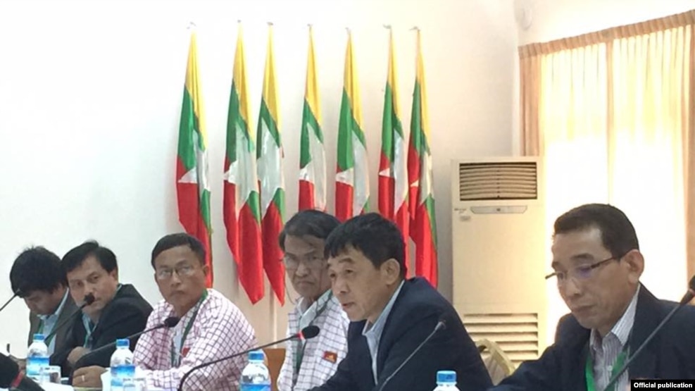 ၂၀၁၆ ၾသဂုတ္ ( ၂၀ )ရန္ကုန္ NRPC ခန္းမ ( ၂ ) မွာ ျပည္ေထာင္စုၿငိမ္းးခ်မ္းေရး ညီလာခံ - (၂၁) ရာစုပင္လံု အႀကိဳျပင္ဆင္ေရး ဆပ္ေကာ္မတီ (၂) နဲ႔ UNFC ရဲ႕ DPN ကိုယ္စားလွယ္အဖဲြ႕တို႔ ေတြ႕ဆံုေဆြးေႏြးပြဲ (ဓါတ္ပံု- U Hla Maung Shwe's facebook)