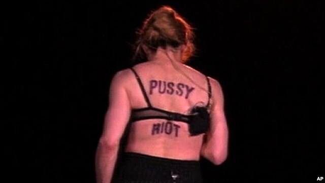 En defensa del grupo de Punk, Pussy Riot, Madonna apareció con el nombre de la banda en su espalda, pidiendo su liberación.