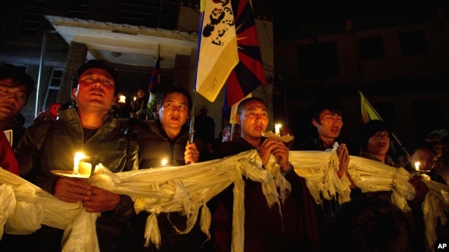 Exile Tibetans participate in a candlelit vigil Dharmsala, India, to express solidarity with a young Tibetan Dorjee Lhundrup who allegedly immolated himself in protest against Chinese rule, November 4, 2012. 