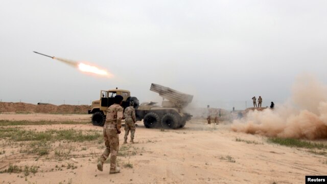 Binh sĩ Iraq bắn tên lửa về phía các chiến binh Nhà nước Hồi giáo ở Makhmour, phía nam Mosul, ngày 25/3/2016. Thành phố Mosul bị rơi vào tay Nhà nước Hồi giáo vào mùa hè năm 2014.