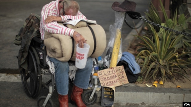 Un desamparado sin hogar pide dinero en la calle.