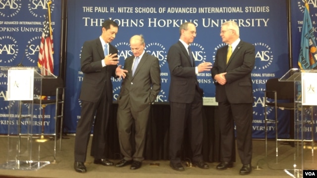 Ông Jeff Bader (thứ hai từ bên trái) và các chuyên gia khác tại Ðại học John Hopkins, ngày 24/10/2012