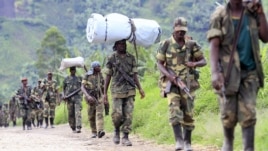 Des rebelles du M23 se retirant de la ville de Saké, à l'ouest de Goma, dans l'Est de la RDC, 30 novembre 2012.
