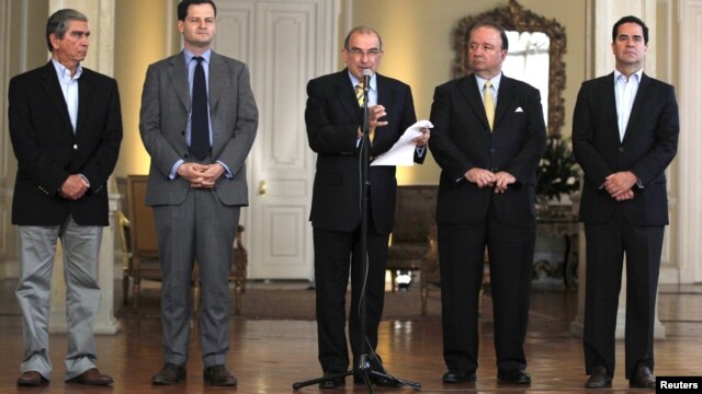 El vocero del gobierno, al centro, Humberto de la Calle Lombana dijo que esperan claridad de las FARC sobre si tienen secuestrados en las selvas.