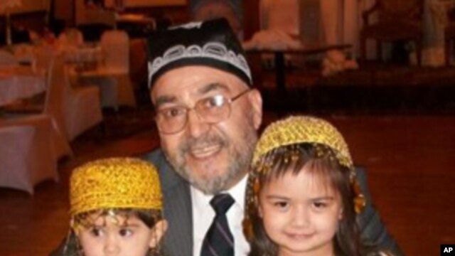 Chikagodagi O'zbek-Amerika Uyushmasi raisi Sirojiddin Nasafiy va jamoa farzandlari